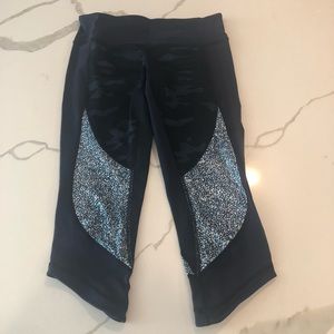 Lululemon 17” navy multi crops size 8